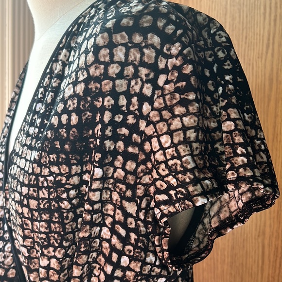 Worthington Animal Print Blouse. - Picture 5 of 9